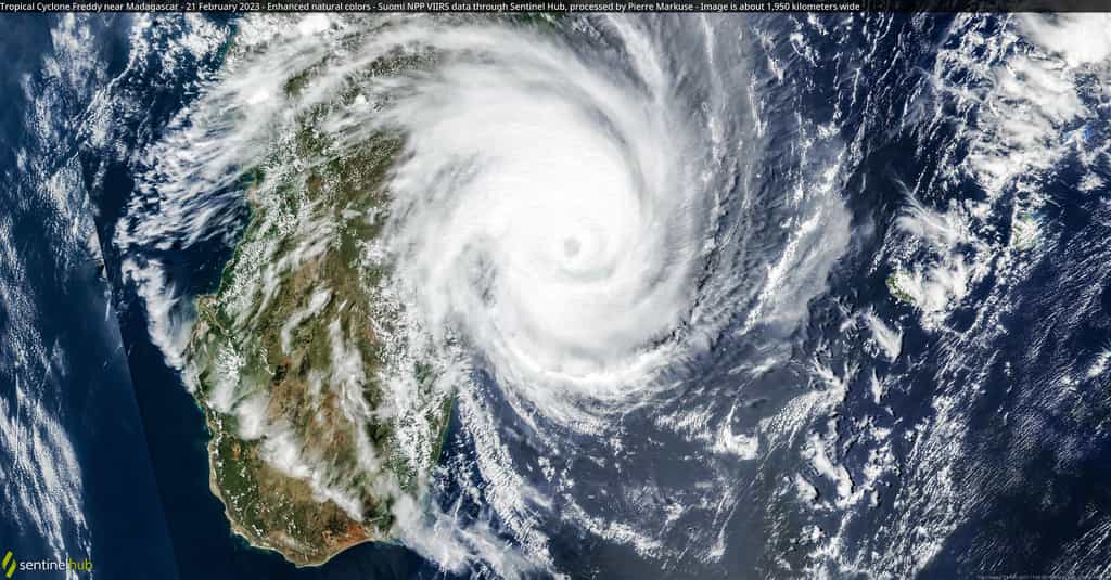 Image du cyclone Freddy par le satellite Suomi NPP abordant Madagascar, le 21 février 2023. © Suomi NPP VIIRS, Sentinel Hub, image traitée par Pierre Markuse