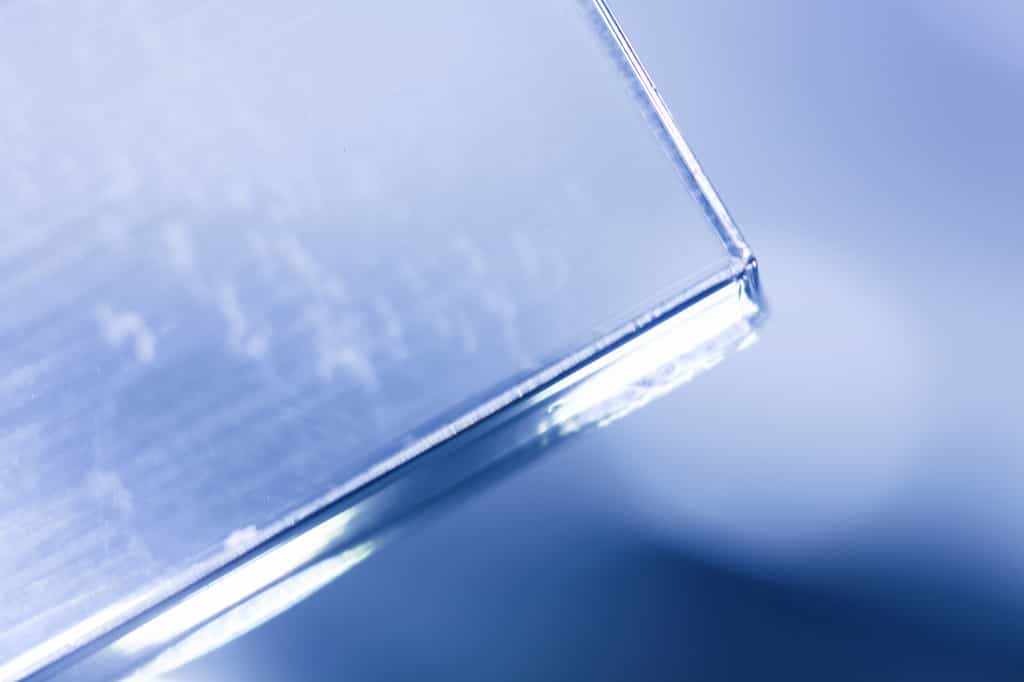 Le Plexiglas est le terme couramment utilisé pour parler du polyméthacrylate de méthyle. © AjF, Adobe Stock