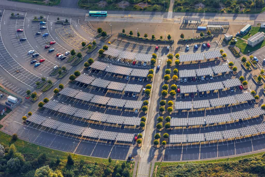 Un parking de supermarché déjà équipé de panneaux photovoltaïques. © David, Adobe Stock