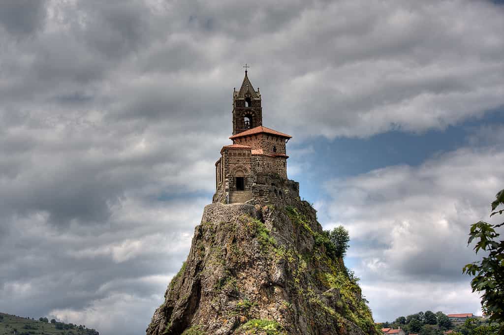 En Auvergne, l'église romane Saint-Michel d'Aiguilhe a été construite sur un neck, une ancienne cheminée volcanique mise à nu par l'érosion progressive d'un volcan. © Holly Hayes, Flickr, cc by nc 2.0