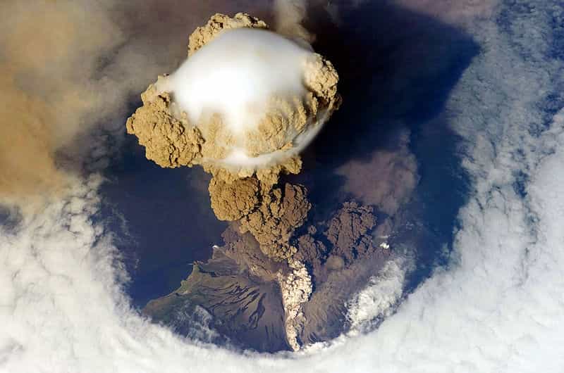 Ce panache volcanique a été photographié au-dessus du volcan Sarytchev, durant l’éruption explosive du 11 juin 2009. Il se trouve sur l’île russe de Matoua, au sein des îles Kouriles, elles-mêmes situées sur la ceinture de feu du Pacifique. Les gaz sont surplombés d’un nuage appelé pileus. © Nasa, Wikimedia Commons, DP