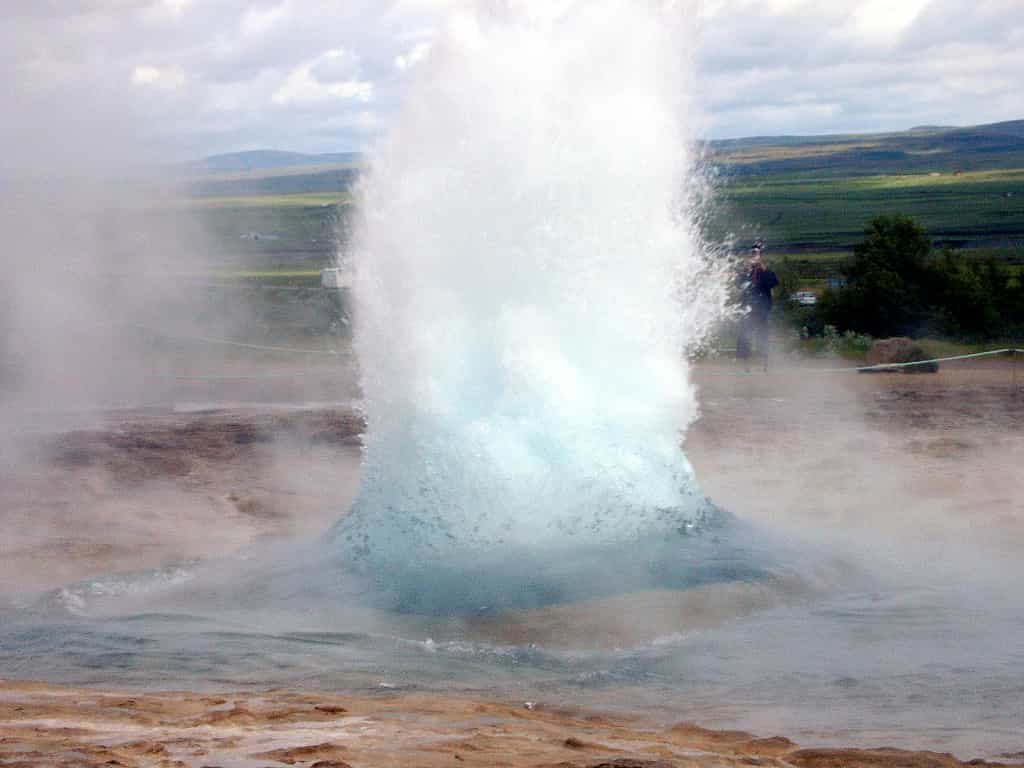 Le mot « geyser » a une origine islandaise, puisqu'il viendrait du verbe geysa qui signifie « jaillir » en français. Il a d'ailleurs donné son nom au plus grand geyser islandais (qui projette de l'eau jusqu'à 80 m de haut) : Geysir. © petittonnerre, Flickr, cc by nc nd 2.0