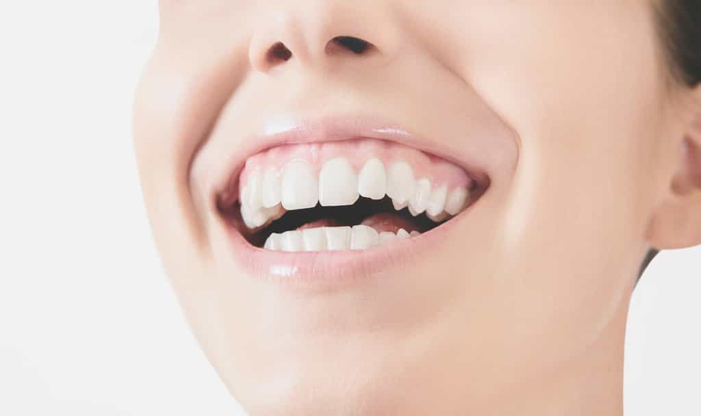 Lorsque la dentine est à nu, le patient peut souffrir d’hypersensibilité dentinaire. © ALDECAstudio, Fotolia