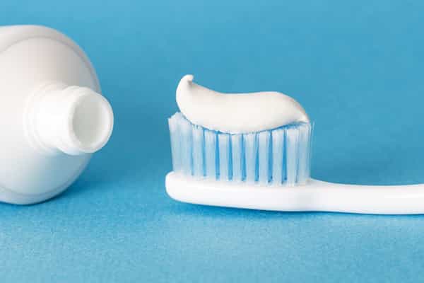 Le peroxyde d'hydrogène et le dioxyde de titane, largement présents dans les dentifrices, sont suspectés de poser des risques pour la santé. © solidcolours, Istock.com