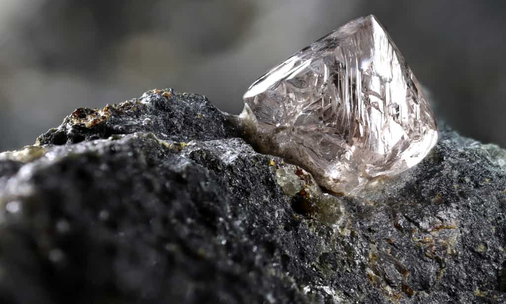 Diamant dans sa gangue de kimberlite. © Björn Wylezich, Adobe Stock 
