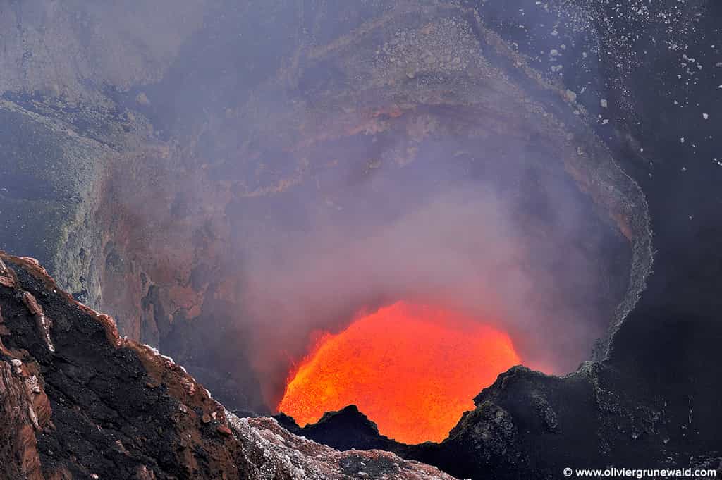 Le lac de lave bouillonnant du volcan Marum