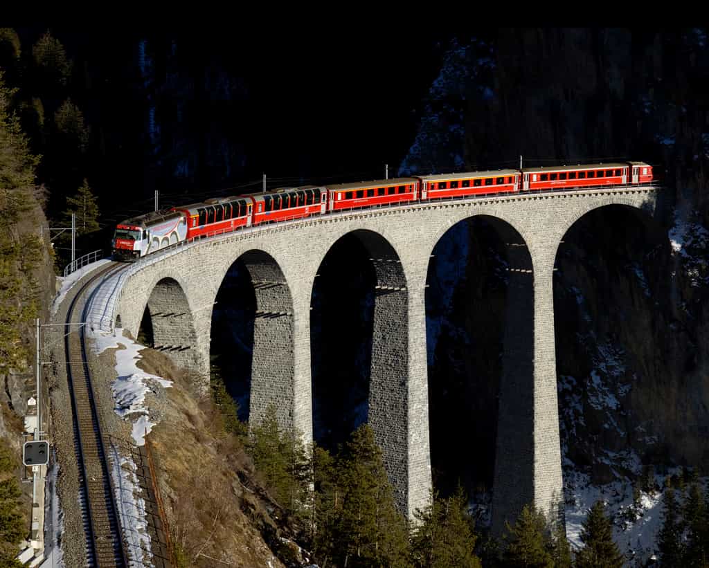 Le Bernina circule sur la ligne de l'Albula, et sur le viaduc de Landwasser, tous deux inscrits au patrimoine mondial de l'Unesco. Le pont, construit entre 1901 et 1903, fait 136 mètres de longueur et 65 mètres de hauteur. Kabelleger, David Gubler, Wikimedia Commons CC by-sa 3.0