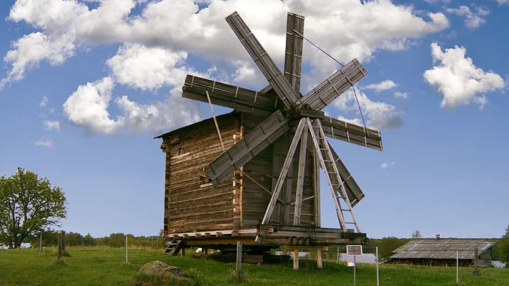 Le moulin à vent en bois du pogost de Kiji, en Russie