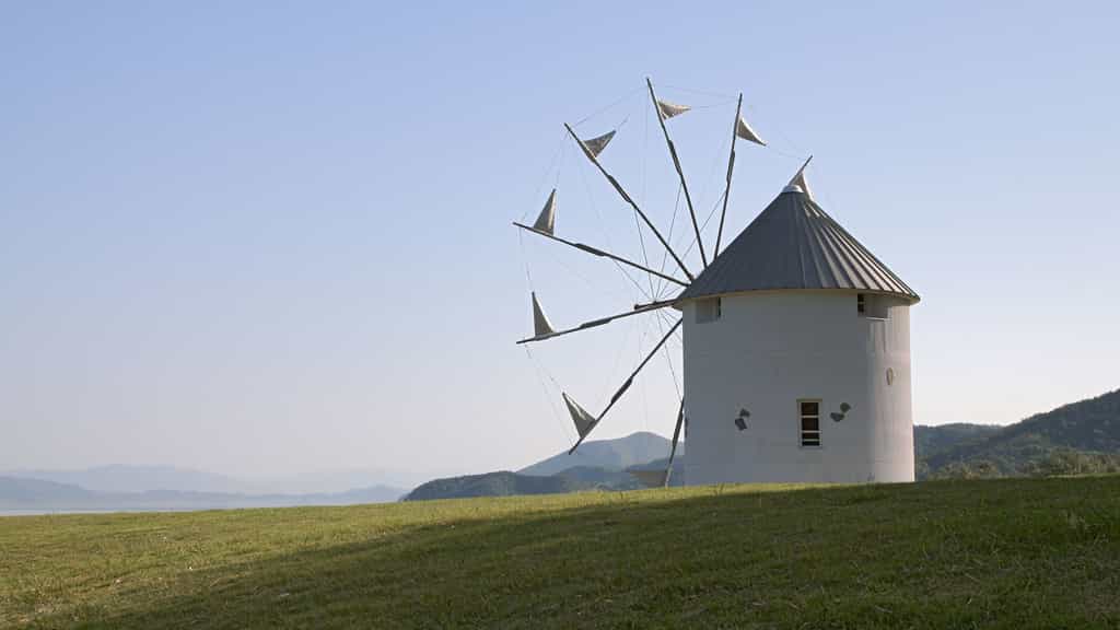 Le moulin à vent d'inspiration grecque à Olive Park, Shōdoshima, Japon