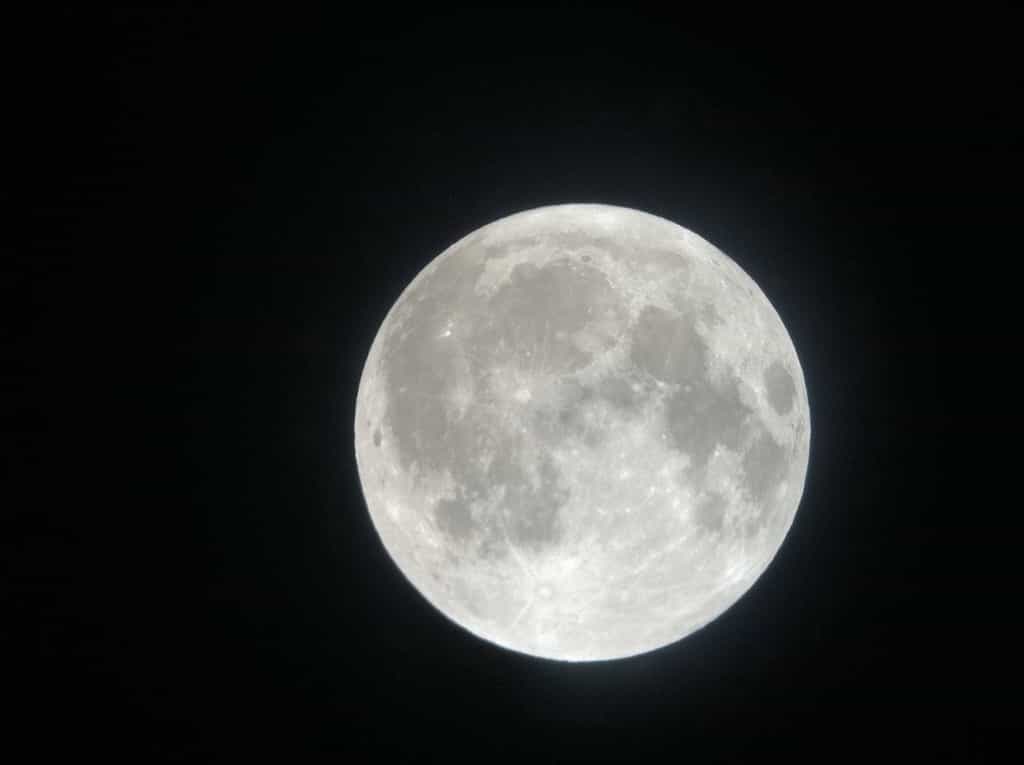 Pleine Lune, un téléscope et un Iphone