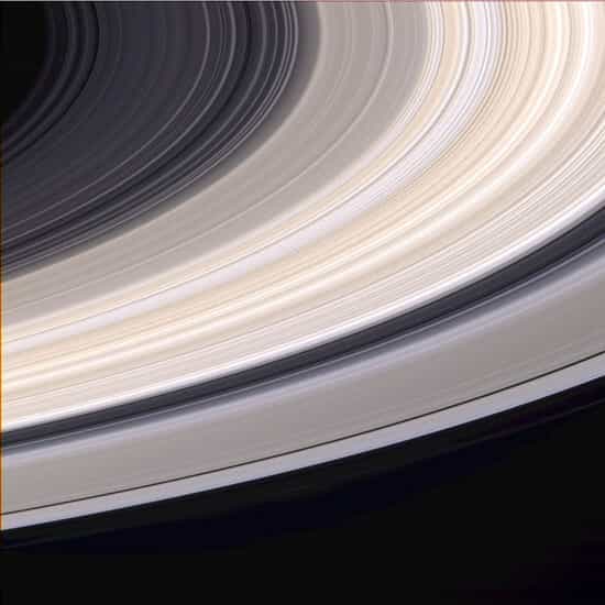 Anneaux de Saturne en couleurs naturelles