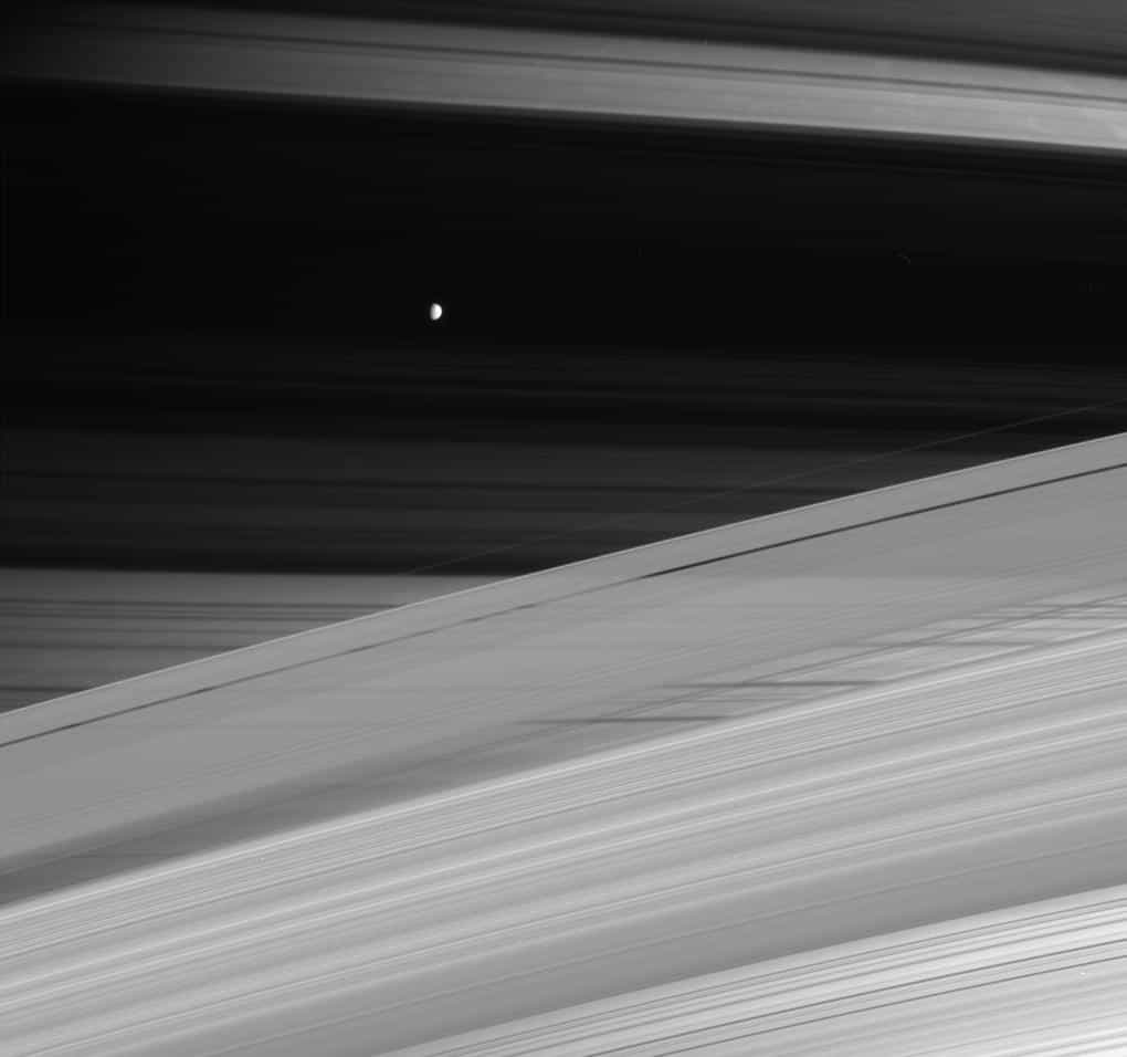 Lune et ombres d'anneaux sur Saturne