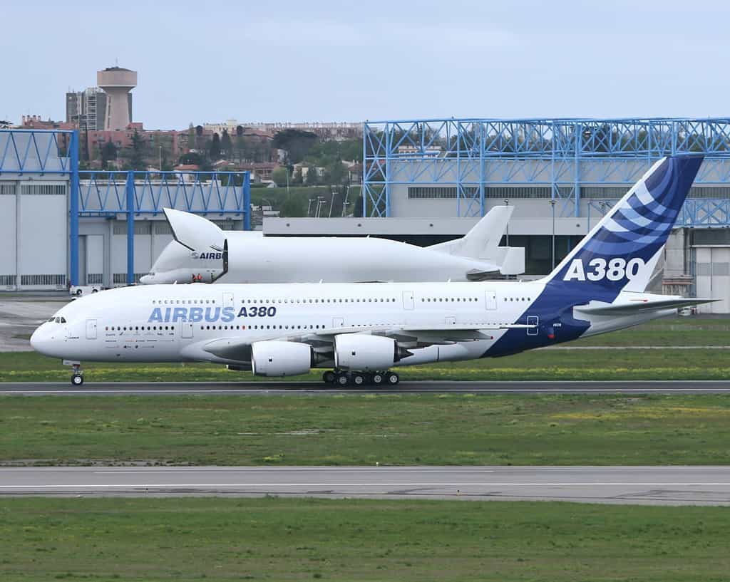 Airbus A380 au repos ... avec le Beluga