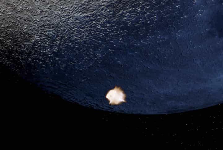 L'impacteur explose à la surface de la Lune