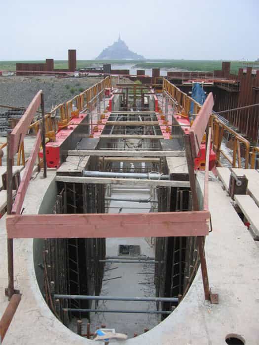 Coffrage de pile durant la réalisation du barrage du Couesnon