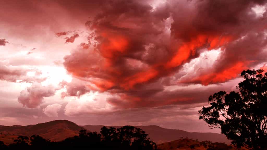 Somptueux nuage rouge dans le ciel (cumulus)