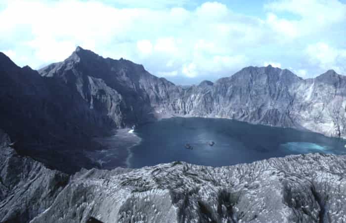 Lac d'acide dans le cratère du Pinatubo