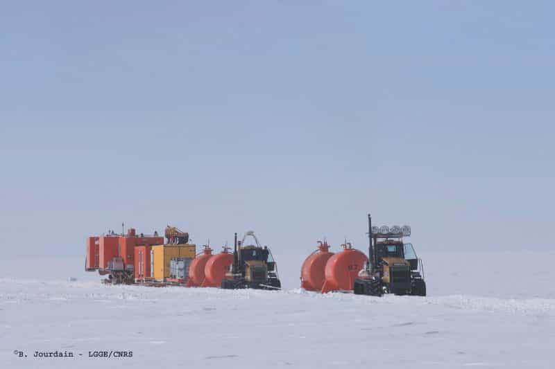 Antarctique : convoi de matériel tiré par des tracteurs
