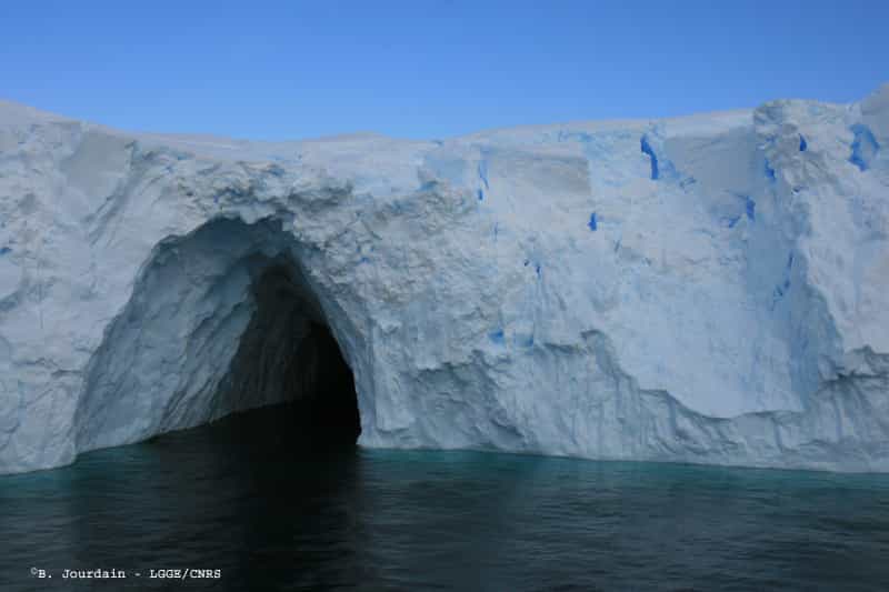 Grotte de glace dans le front du glacier de l’Astrolabe
