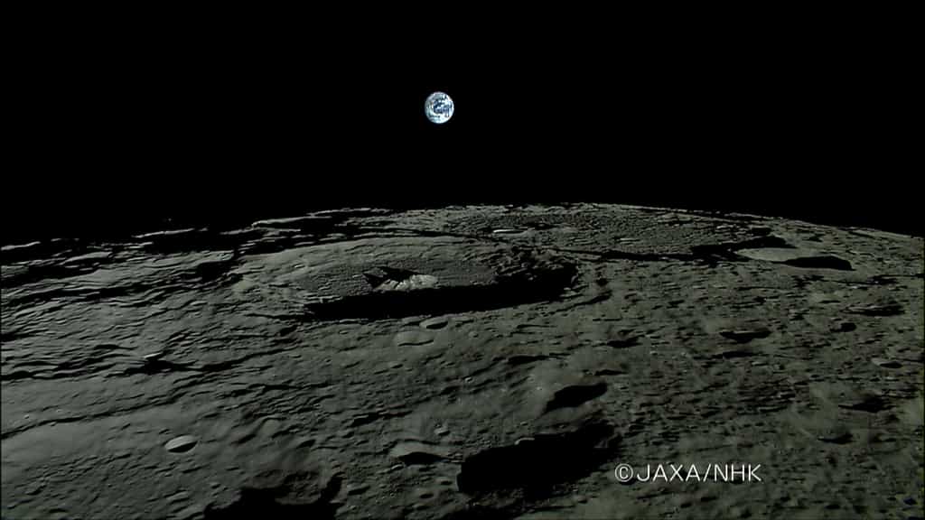 Lever de Terre vu depuis la Lune, au-dessus du cratère Plaskett