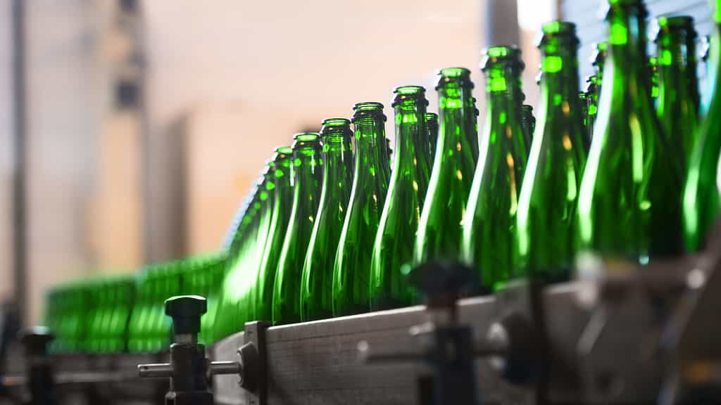 Bouteilles à la queue leu leu. Les bouteilles n’ont plus qu’à passer les contrôles et les tests de qualité et de sécurité. Les bouteilles défaillantes sont éliminées, parfois par lots, et repartent dans le cycle de recyclage © SvedOliver, Shutterstock