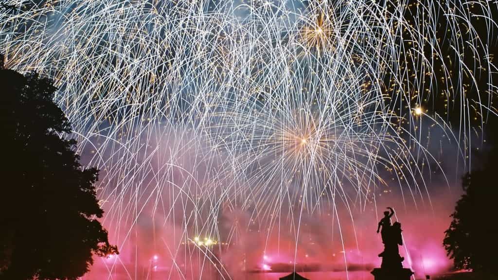 Océan de lumières. Le ciel plongé dans les couleurs bleues et roses par une multitude de feux d’artifices. © Vincent Blot Tous droits réservés Source : http://www.nuitsdefeu.com/