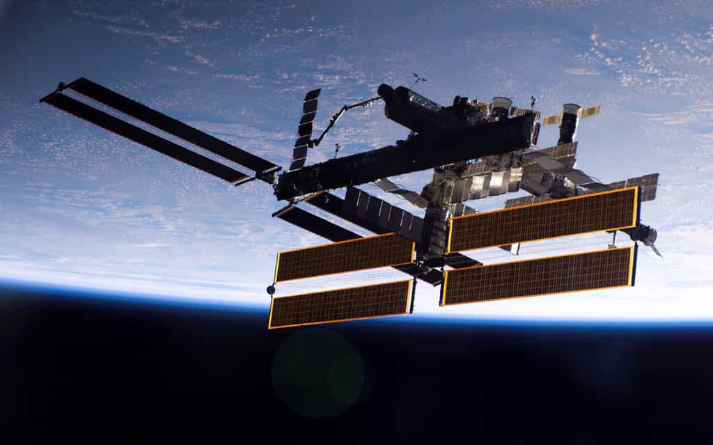 Septembre 2006, Atlantis s'éloigne de l'ISS après sa mission