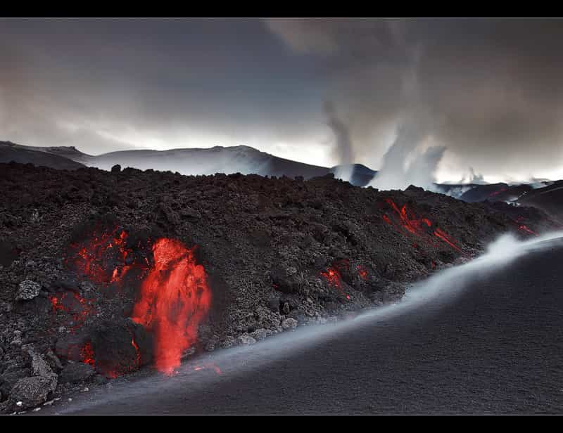 Coulée de lave en provenance de l'éruption de Fimmvörðuháls non loin de l'E