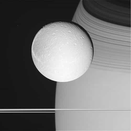 Dioné, le satellite de Saturne, photographié par Cassini