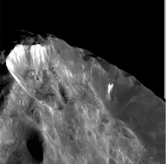 Zoom sur un des grands cratères de Phoebe