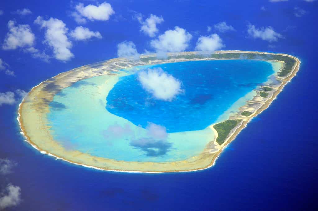 Vue aérienne de Reitoru, un atoll des Tuamotu