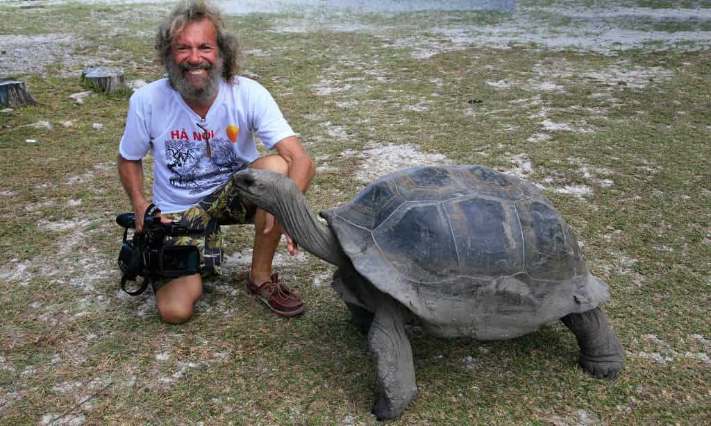Antoine et une tortue géante des Seychelles