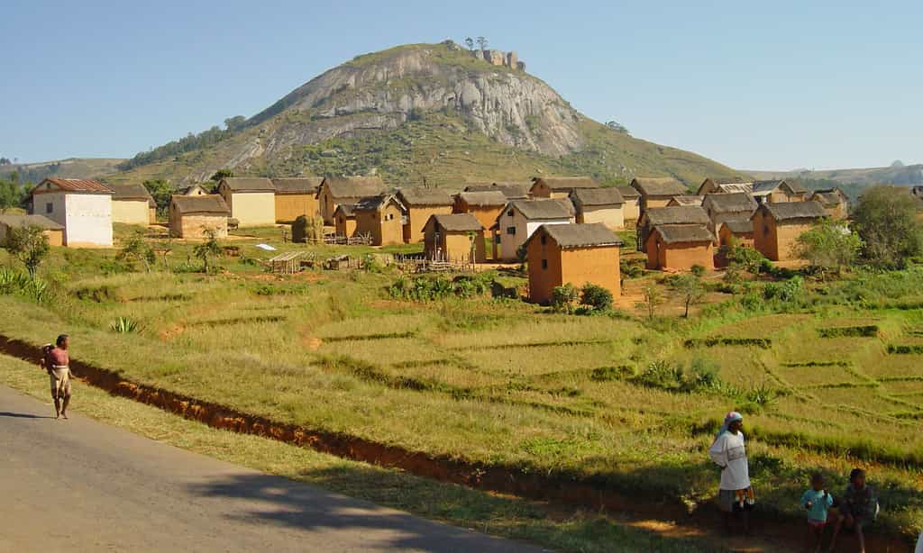 Village traditionnel le long de la nationale 7, Madagascar