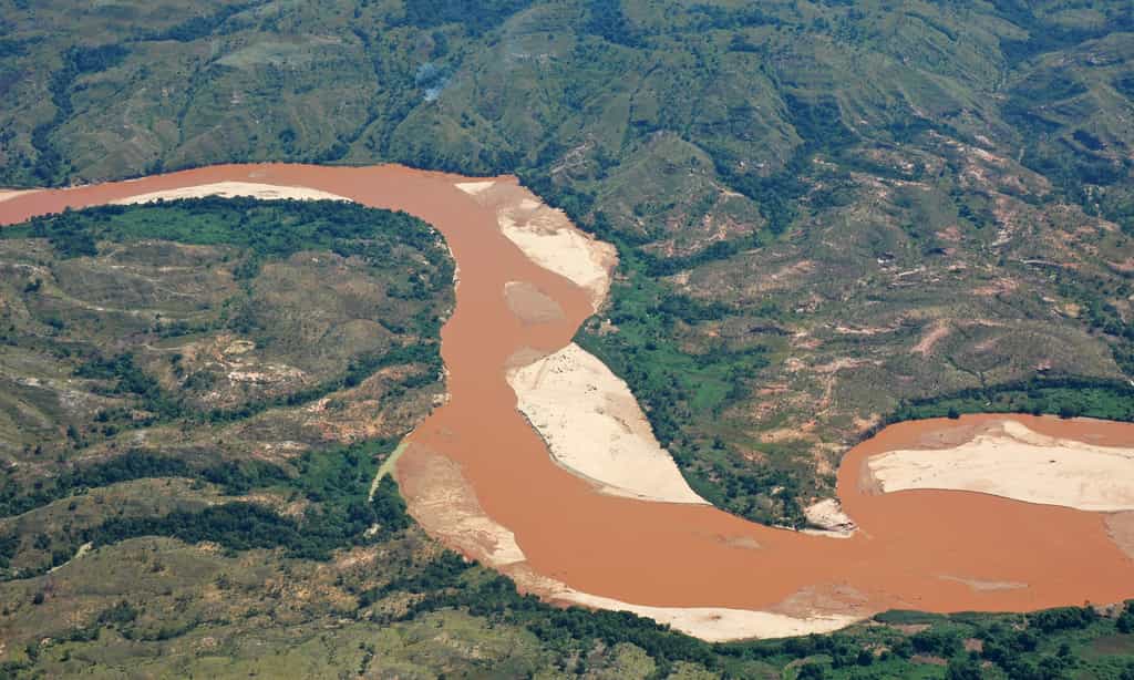 Vue aérienne du fleuve Manambolo
