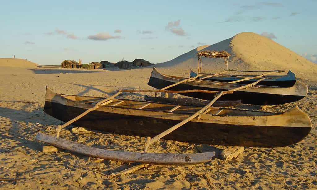 Pirogues sur le sable de Madagascar