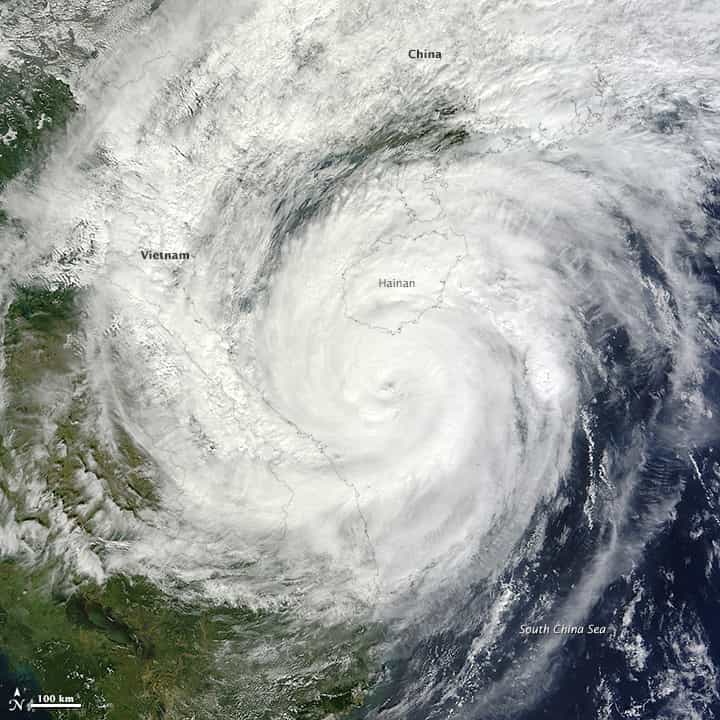 Modis, à bord du satellite Aqua, de la Nasa, a pris cette image le 10 novembre 2013. On observe le supertyphon Haiyan approcher des côtes vietnamiennes. Lorsqu'il a frappé les côtes philippines, il était au maximum de sa puissance et a ravagé le sud de l'archipel. © Nasa