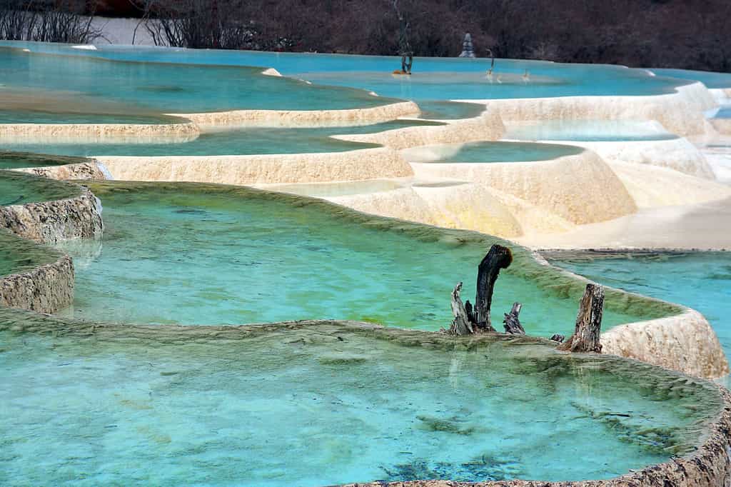 Les piscines calcaires dans la région chinoise du Huanglong
