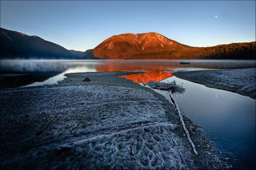 Le lac Rotoiti au lever du soleil