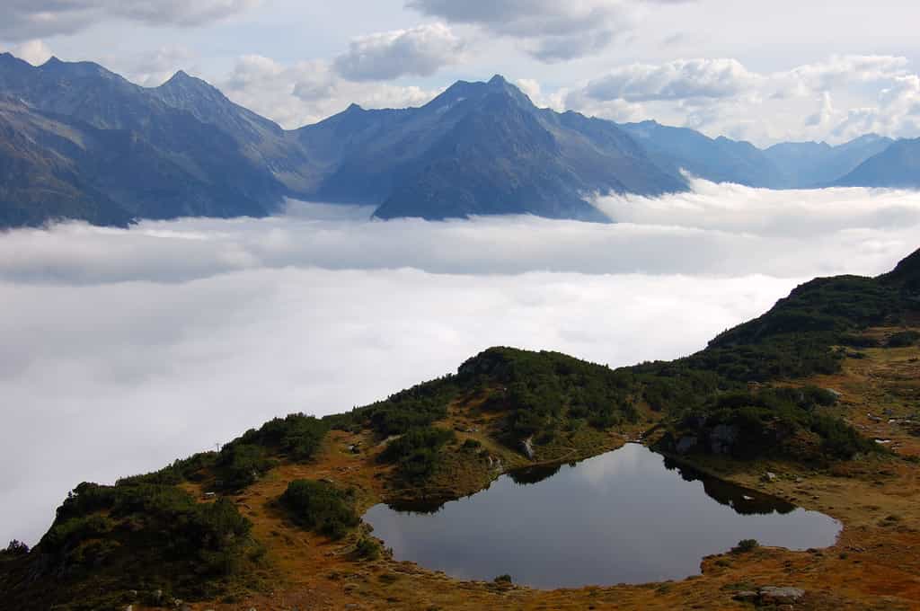 Un lac suisse perché au-dessus des nuages