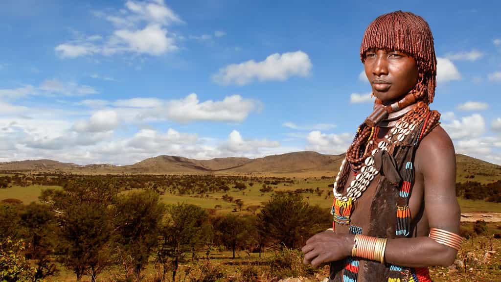 Les Hamers, un peuple d'Éthiopie dont la culture tend à disparaître. Les Hamers forment un peuple d’Éthiopie semi-nomade qui suit un itinéraire tracé par leurs ancêtres. Ils ont un sens prononcé pour l’esthétique et s’accordent beaucoup de temps pour s’embellir. Les femmes sont connues pour leur coupe de cheveux particulière : elles coiffent leurs cheveux en fines dreadlocks qu’elles enduisent d’un mélange de beurre et d’ocre rouge. Les Hamers sont très touchés par l’occidentalisation et leur culture disparaît peu à peu. Localisation : Éthiopie. © Dietmar Temps, Flickr, CC by-nc-sa 2.0