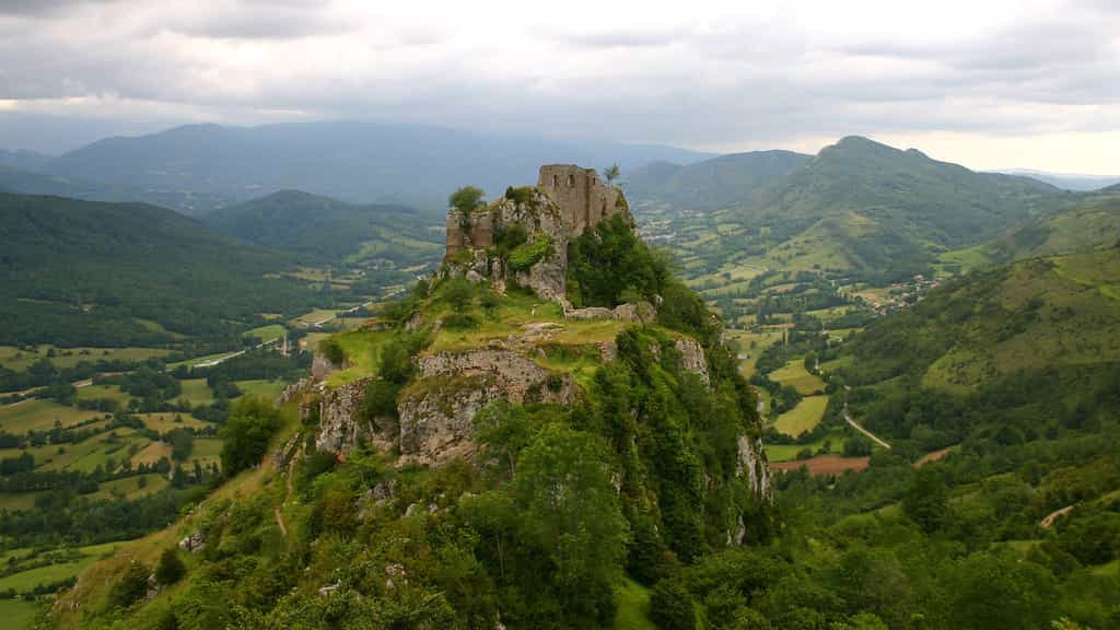 Le château de Roquefixade, ancré dans la roche. Le nom du château de Roquefixade (Ariège), qui signifie littéralement « roche fissurée », évoque l'énorme entaille naturelle comblée par la construction d'une arche de pierre. La forteresse a servi de refuge et de lieu de résistance pour les albigeois (cathares) au XIIe siècle. Altitude : 919 mètres. © Sean Perry, Flickr, CC by-nc-nd 2.0