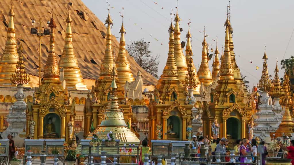 Petits stupas dorés à Rangoon