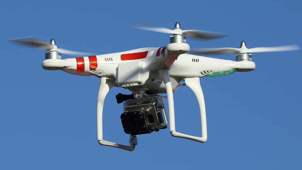 Un drone pour débutant, le DJI Phantom. Le drone DJI Phantom est un drone d’agrément sous lequel il est possible d'adapter une mini-caméra. Il pèse 880 grammes, mesure 17 centimètres de haut et 39 x 39 cm de côté. Il se dirige à l’aide d’une télécommande chargée de quatre piles AA et est équipé de LED colorées vertes et rouges indiquant la direction de vol. La distance maximale qui permet de garder le contact est d’environ 1.000 mètres. Sa vitesse en vol horizontal est de 10 mètres par seconde (m/s) et en vertical de 6 m/s. Il est équipé d’un système de Contrôle intelligent d’orientation (CIO) et d’un GPS. Son temps de vol maximum varie entre 10 et 15 minutes. Lorsque la communication entre le contrôle principal et l’émetteur est coupée, le système GPS ramène automatiquement l’engin à son pilote et le pose au sol.
© Don McCullough, CC by-nc 2.0