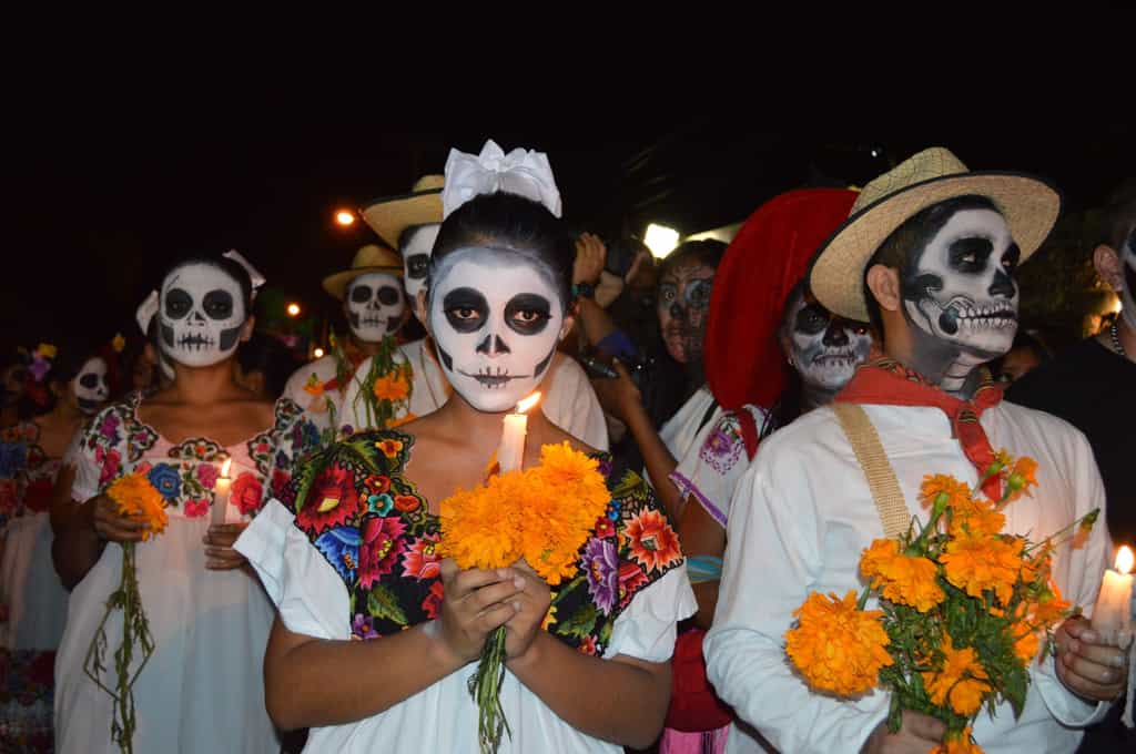 Le grand rituel de la fête des Morts au Mexique s'accompagne des chants, danses, carnavals et grands repas festifs pour célébrer les défunts. © Pxhere, DP