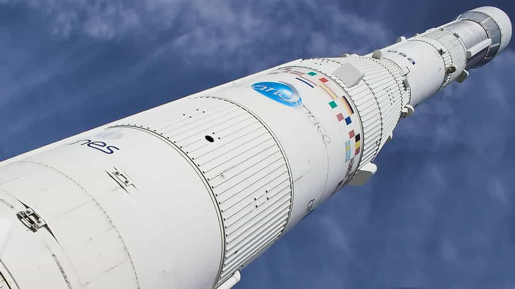 Le lanceur Ariane 1 sur son pas de tir. Le lanceur Ariane 1 est sur son pas de tir, prêt à être lancé. © ESA – CNES – ARIANESPACE / SERVICE OPTIQUE DU CSG