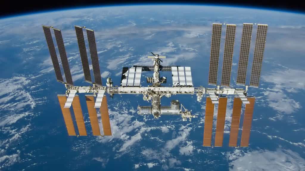 Mir. Rendez-vous entre la navette spatiale Columbia et la station russe Mir.