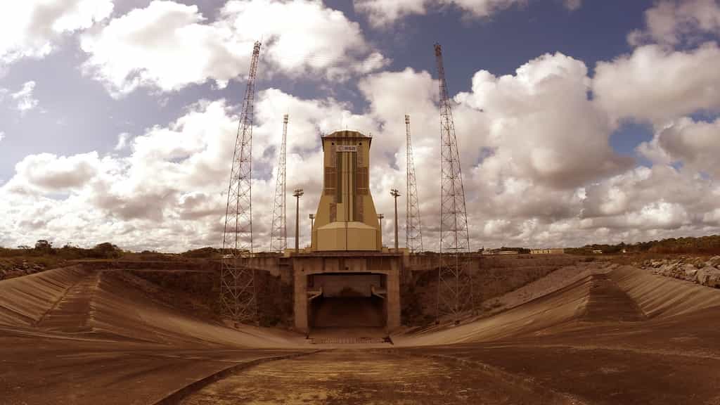 Emplacement de la Base de lancement de Soyuz en Guyane (2003). Cette Base se situe à une vingtaine de kilomètres à vol d'oiseau des installations au sol dédiées à Ariane 5 (ELA-3) sur le territoire de la commune de Sinnamary. Le site couvre une superficie d'environ 120 hectares et près de 20.000 m² d'infrastructures seront construites. Crédits Esa/S. Corvaja
