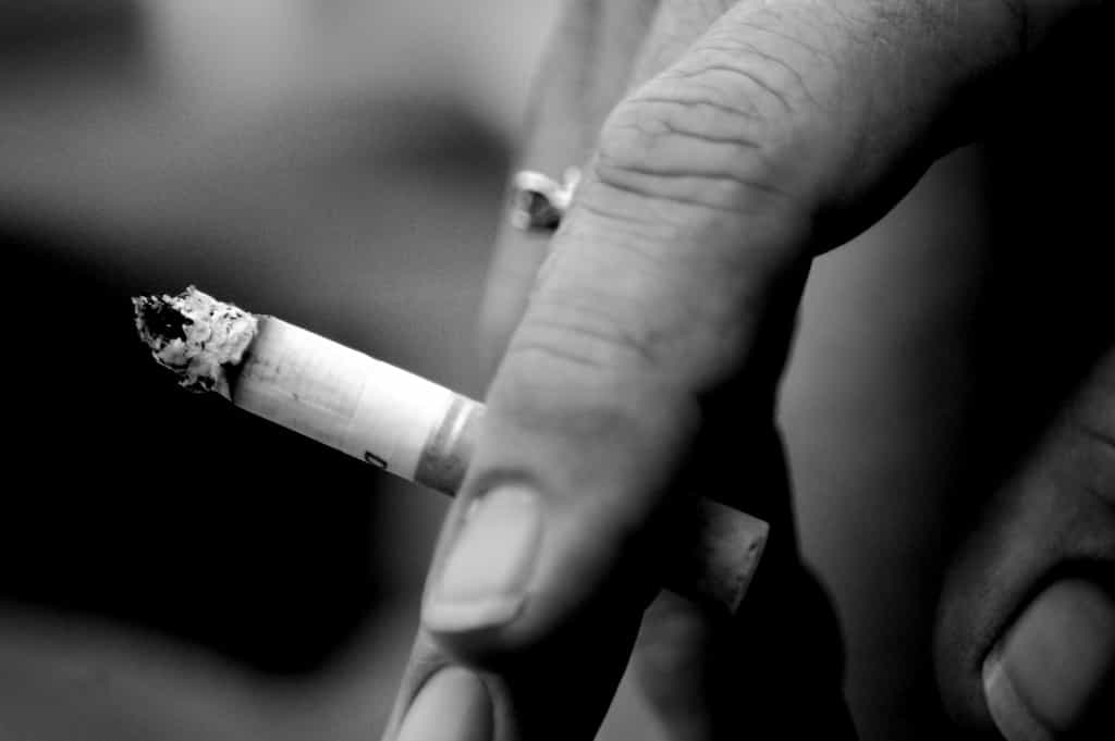 La France compte près de 16 millions de fumeurs. La dépendance au tabac est très forte et aucune solution miracle n’existe pour le moment. Une mutation pourrait expliquer pourquoi certaines personnes ont tendance à fumer davantage que les autres. © Justin Shearer, Flickr, cc by nc sa 2.0