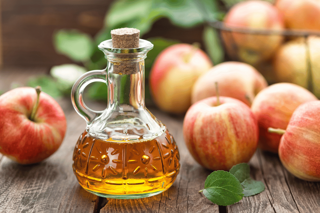 Découvrez les bienfaits méconnus, surtout après un repas copieux, du vinaigre de cidre. © Yelena Yemchuk, iStock