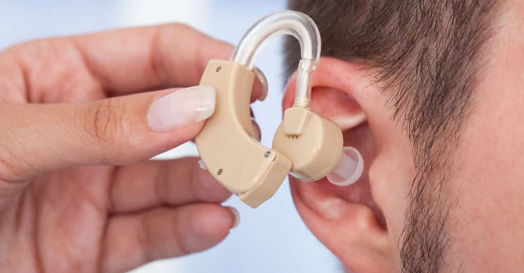 Les contours d'oreille : des appareils auditifs efficaces mais visibles